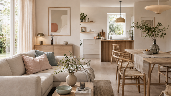 Kleur en eenvoud: zo breng je Scandinavische zomerrust in huis