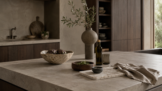 Keukenstyling met sculpturale vormen en raw luxury in een rustige keuken