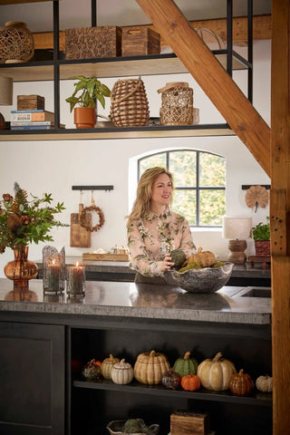 Landelijk interieur met natuurlijke materialen, zachte kleuren en warme woonaccessoires