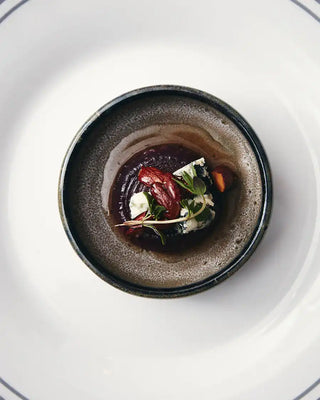 Gekarameliseerde Rode Ui met Blue Cheese en Notensiroop: een stijlvolle borrelshowstopper uit de keuken van Nicolas Vahé