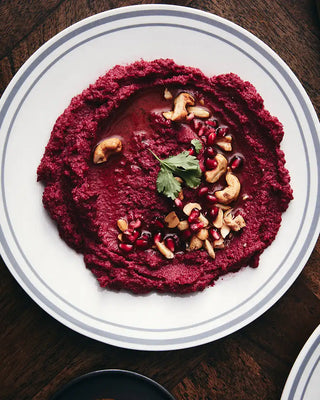 Frisse hummus met biet, pink pepper en noten: Scandinavische borrelinspiratie met Nicolas Vahé