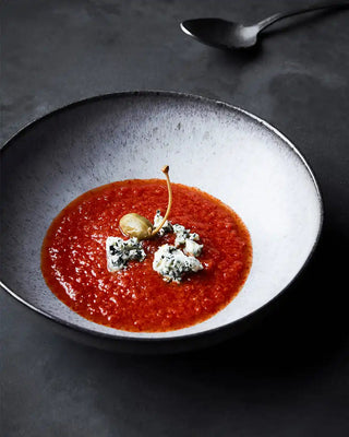 Scandinavisch comfort: Tomatensoep met olijven, kappertjes en blauwe kaas à la Nicolas Vahé