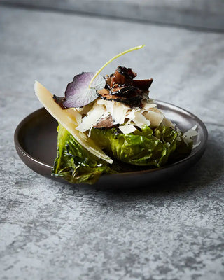 Stijlvolle zomersalade: baby romaine met Parmezaan en zomertruffel – een Nicolas Vahé favoriet