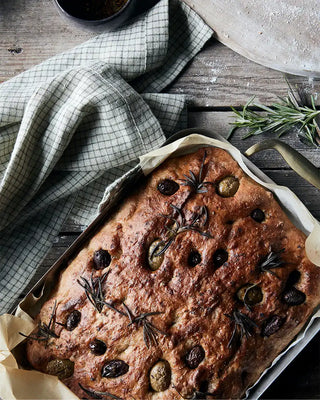 Zelf focaccia bakken met olijf en rozemarijn: de Nicolas Vahé touch