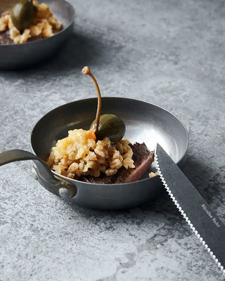 Luxe steak snack met ingelegde groenten en Nicolas Vahé: het ultieme borrelgerecht