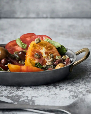 Frisse Tomatensalade met Capers, Olijven & Munt – Zo maak je Scandinavisch zomer op tafel