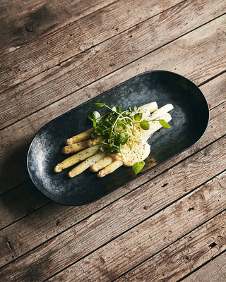 Witte asperges met Hollandaisesaus en zwart zout: Scandinavische elegantie op je bord