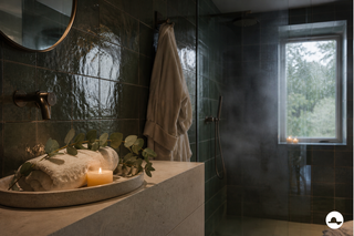 Donkergroene Scandinavische badkamer met stoom, zachte handdoeken, eucalyptus en warm kaarslicht