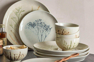 Vajilla Bloomingville Bea natural sobre una mesa acogedora, con el motivo floral botánico visible