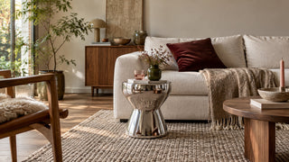 Chroom en zilver gecombineerd met warm hout en zachte stoffen in de woonkamer