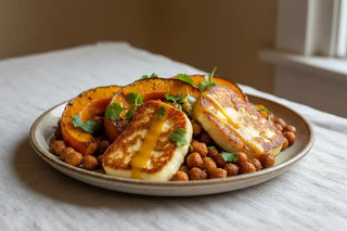 Knapperige halloumi met geroosterde pompoen, kruidige kikkererwten en mango-azijndressing