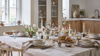 Mesa de Pascua serena al estilo escandinavo