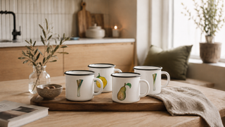 Tazas esmaltadas en un hogar escandinavo