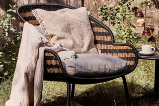 House Doctor Hapur loungestoel naturel in een sfeervolle buitenruimte met terras en groen
