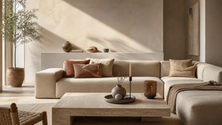 Salón Japandi sereno con muebles bajos, cerámica y materiales naturales