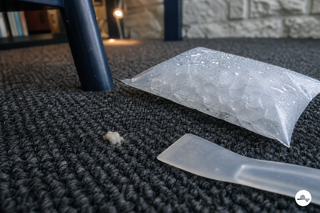 Tyggegummi på et mørkt tæppe med ispose og plastikskraber
