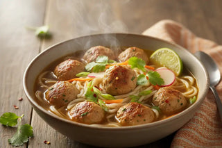 Kipgehaktballetjes & noedels in aromatische bouillon