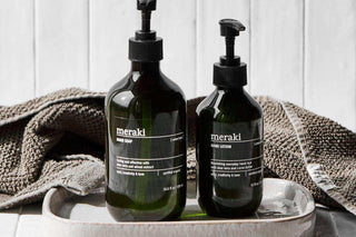 Meraki Cotton Haze handzeep 490 ml in een rustige, luxe badkameromgeving