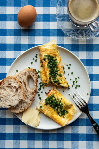 Luftig omelett med tomatbruschetta och gräslök