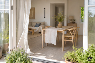 Licht Scandinavisch zomerinterieur met blank hout, linnen en open balkondeuren