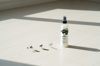 Schoenstrepen op vinyl, PVC of LVT verwijderen: een veilig stappenplan met James