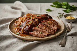 Langzaam gegaarde brisket met gestoofde uien (zacht, diep van smaak, zonder gedoe)