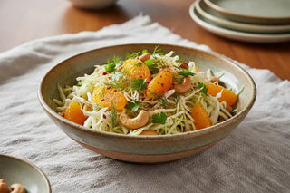 Winterse koolsalade met mandarijn en cashews (met warme kruiden en knapperige crunch)