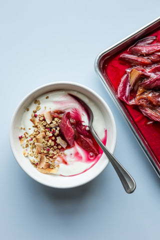Yoghurt met gepocheerde rabarber en granola in een kom