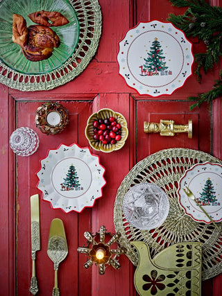 Bloomingville kerstservies met kerstboommotief op een rood gedekte tafel