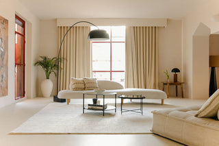 Lorena Canals Rectangle wollen vloerkleed in een interieur.