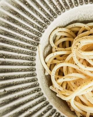 Pastbord Pleat grijsbruin aardewerk