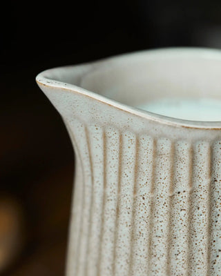 Jarra de leche Pleat gris marrón