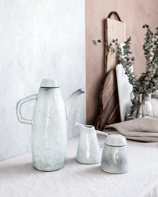 Rustico bricco del latte in ceramica grigio-blu