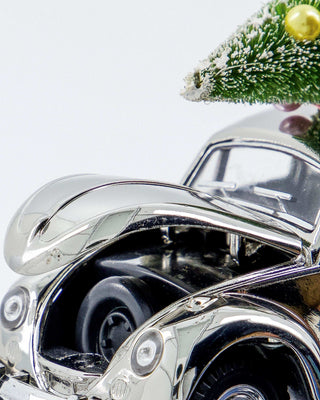 Kerstdecoratie zilveren auto met boom 12cm