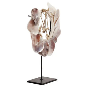 Collier de coquillages sur socle Nusa petit