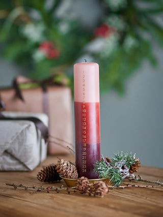Advent kaars rood 25cm van Bloomingville, in een gestileerde detailopstelling