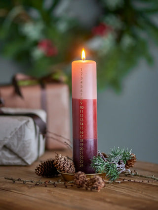 Advent kaars rood 25cm van Bloomingville, toegepast in een sfeervolle interieursetting