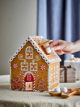 Adventkalender hout bruin Ginnie van Bloomingville, toegepast in een sfeervolle interieursetting