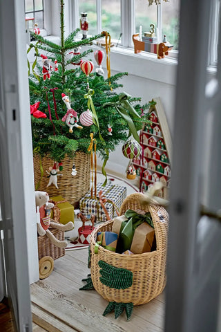 Adventskalender rood Calvin 61cm van Bloomingville, in een gestileerde detailopstelling