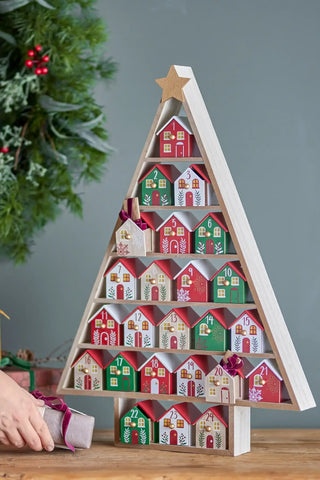 Adventskalender rood Calvin 61cm van Bloomingville, toegepast in een sfeervolle interieursetting