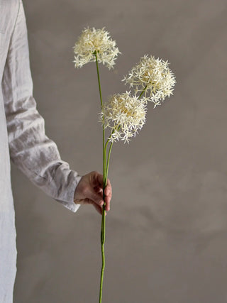 Allium bloem wit van Bloomingville, toegepast in een sfeervolle interieursetting