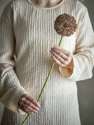 Allium kunstbloem bruin van Bloomingville, toegepast in een sfeervolle interieursetting