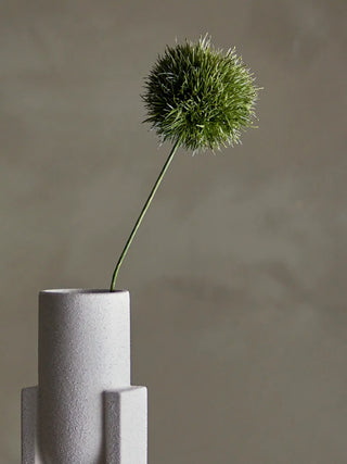 Allium kunstbloem groen 63cm van Bloomingville, toegepast in een sfeervolle interieursetting