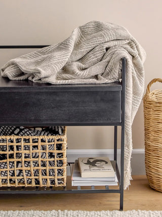 Bank mango zwart Abelone 102cm van Bloomingville, toegepast in een sfeervolle interieursetting
