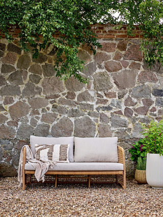 Bank polyrattan nature Penzano 164cm van Bloomingville, toegepast in een sfeervolle interieursetting