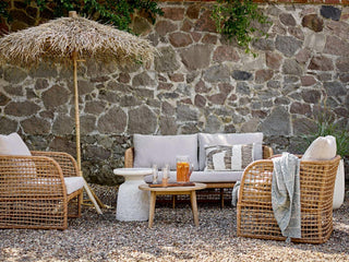 Bank polyrattan nature Penzano 164cm van Bloomingville, van opzij met verhoudingen en constructie zichtbaar