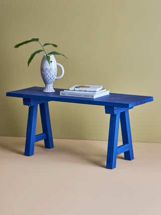 Bankje blauw hergebruikt hout Porir - 100cm van Bloomingville, toegepast in een sfeervolle interieursetting
