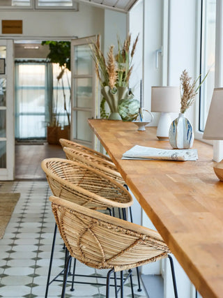 Barkruk rotan nature Yonne 94cm van Bloomingville, toegepast in een sfeervolle interieursetting
