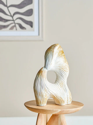 Beeld aardewerk nature Eviella 38cm van Bloomingville, toegepast in een sfeervolle interieursetting
