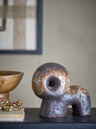 Beeld aardewerk zwart Bobby 20cm van Bloomingville, toegepast in een sfeervolle interieursetting